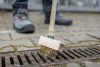 Drótkefe térkőtisztításhoz, fugakaparó pengével